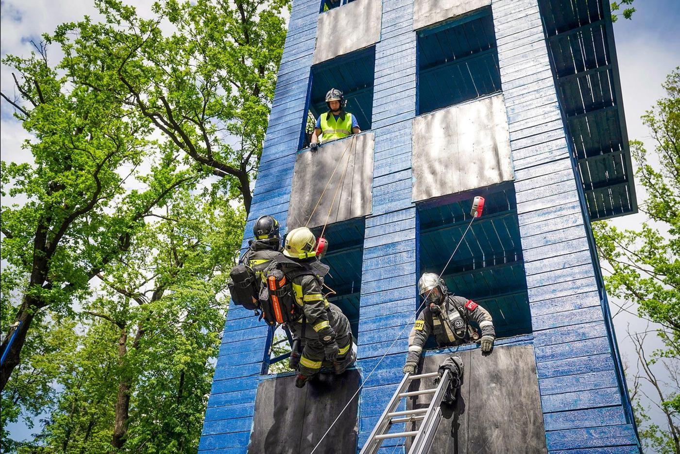 Тренировка пожарных в Москве.