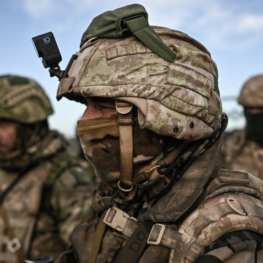 Российские военные освободили село Корчаковка в Сумской области. Группировка "Север" продолжает продвижение вглубь украинской территории, оттесняя противника от границы. Минобороны РФ сообщило о взятии под контроль Корчаковки – второго населённого пункта, который входил в единую систему укреплений ВСУ на этом участке фронта. За последние сутки враг потерял более 240 человек и бронетехнику