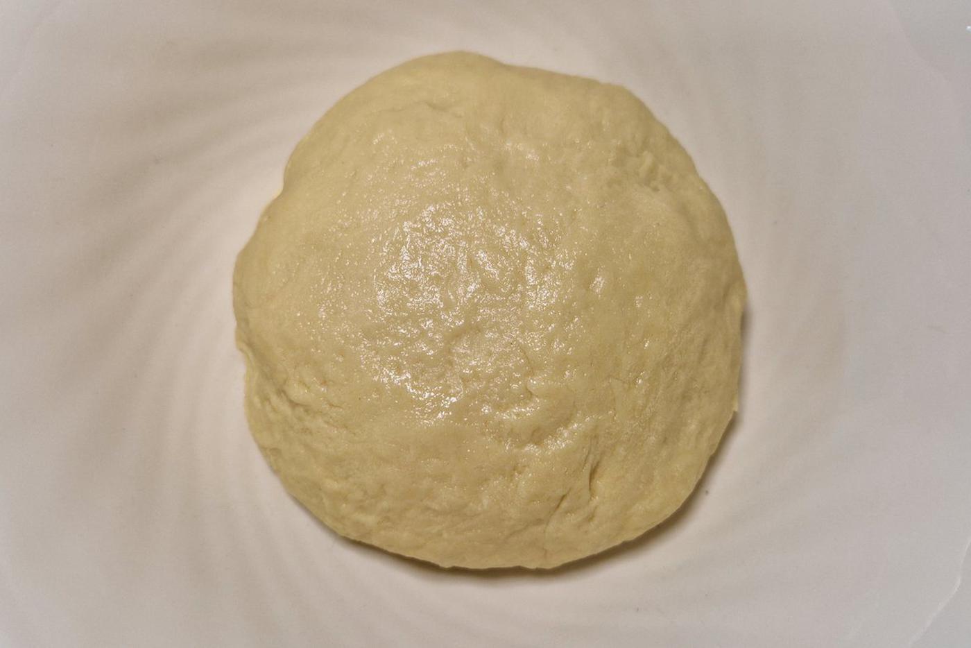 Нужно замесить дрожжевое тесто.