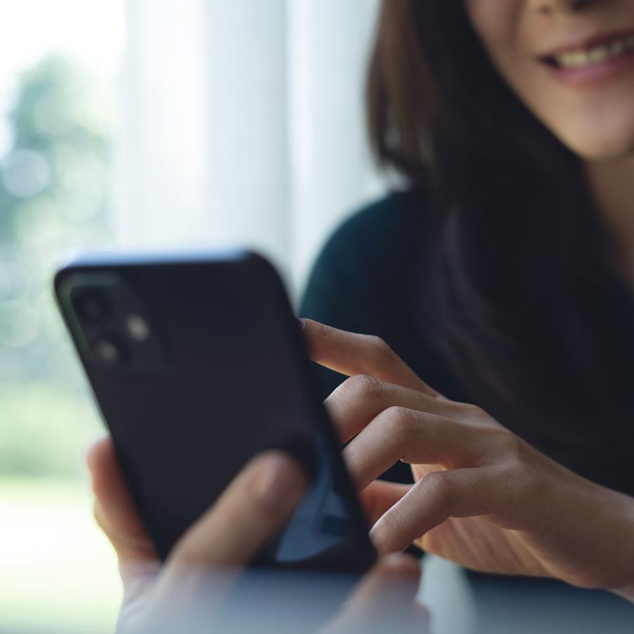 Мошенники обрушивают на россиян смс-бомбинг перед звонком о взломе. Злоумышленники используют автоматические программы, которые регистрируют номер жертвы на десятках сайтов. Лавина сообщений с кодами подтверждения вызывает панику, затем звонит "служба безопасности" и убеждает перевести деньги на "безопасный счёт". За четыре месяца 2026 года атаки на сайты финансов и онлайн-торговли удвоились