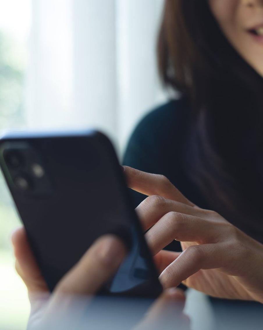 Мошенники обрушивают на россиян смс-бомбинг перед звонком о взломе. Злоумышленники используют автоматические программы, которые регистрируют номер жертвы на десятках сайтов. Лавина сообщений с кодами подтверждения вызывает панику, затем звонит "служба безопасности" и убеждает перевести деньги на "безопасный счёт". За четыре месяца 2026 года атаки на сайты финансов и онлайн-торговли удвоились