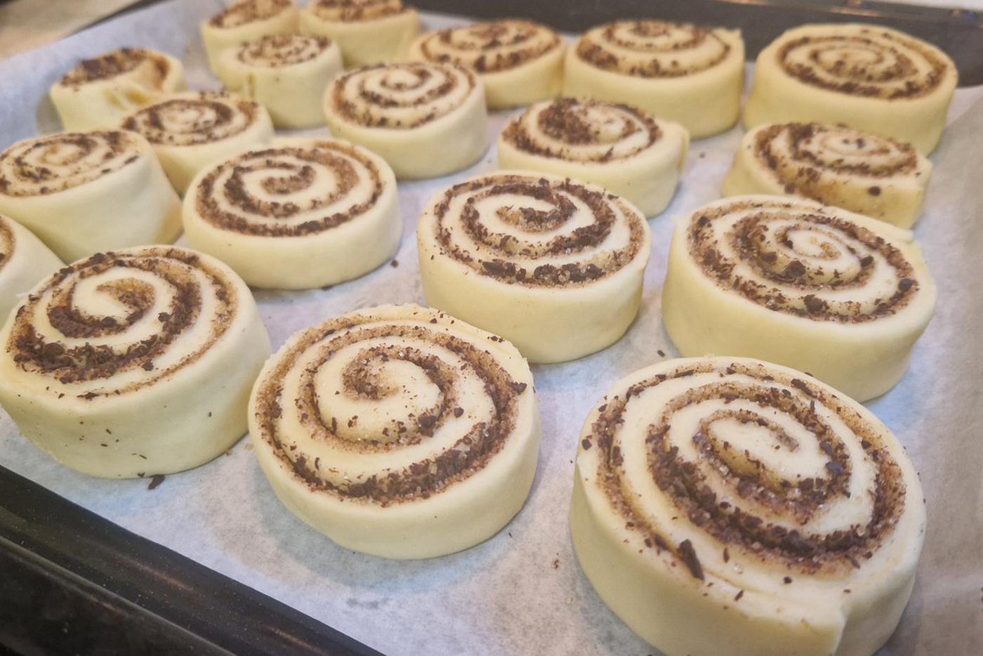 Скручиваем рулетики.