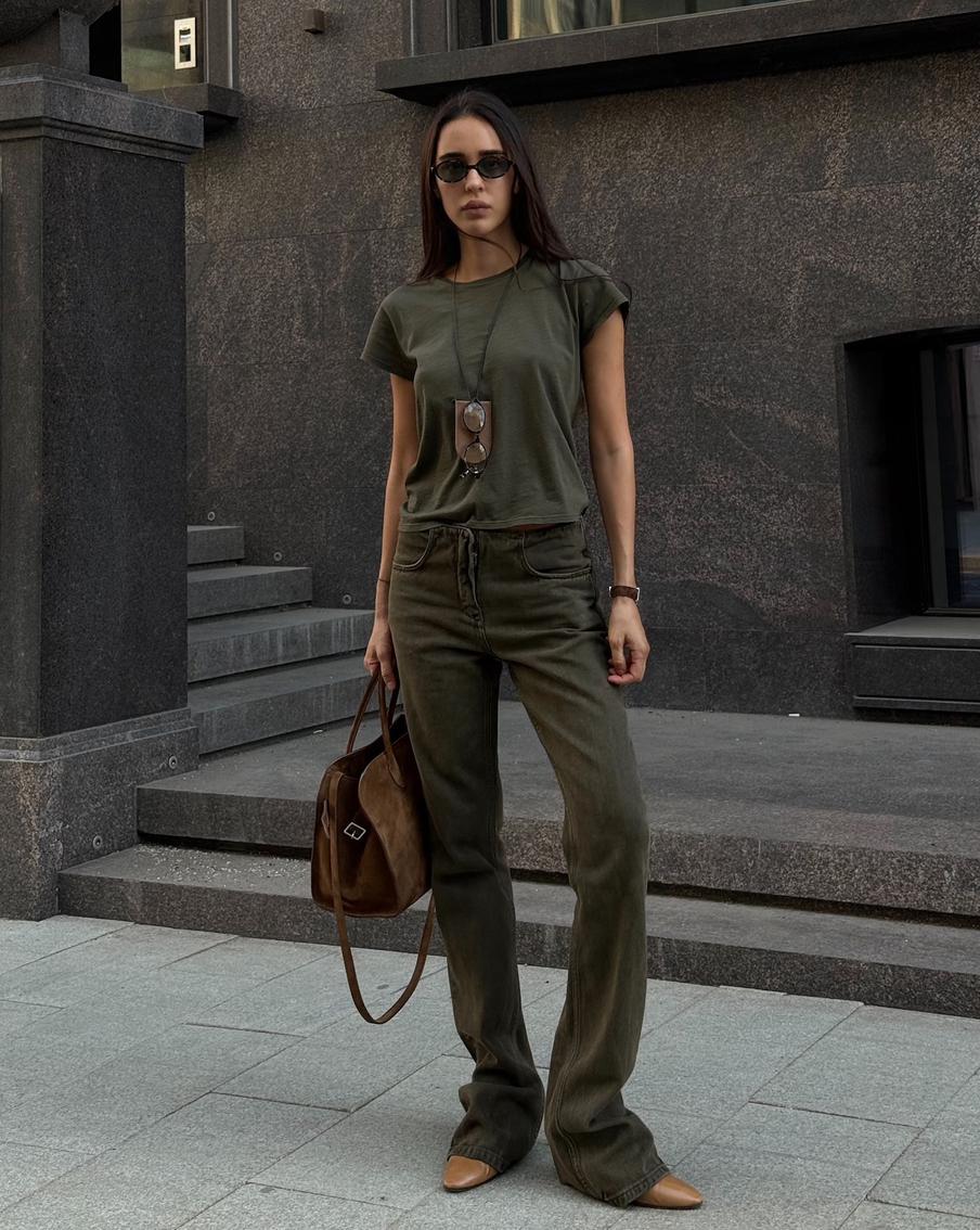 Хаки – один из самых универсальных оттенков джинс.