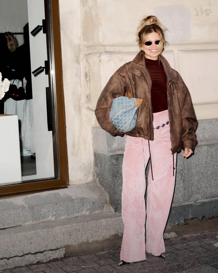 Цветные джинсы отлично впишутся не только в весенне-летний, но и в осенний гардероб.