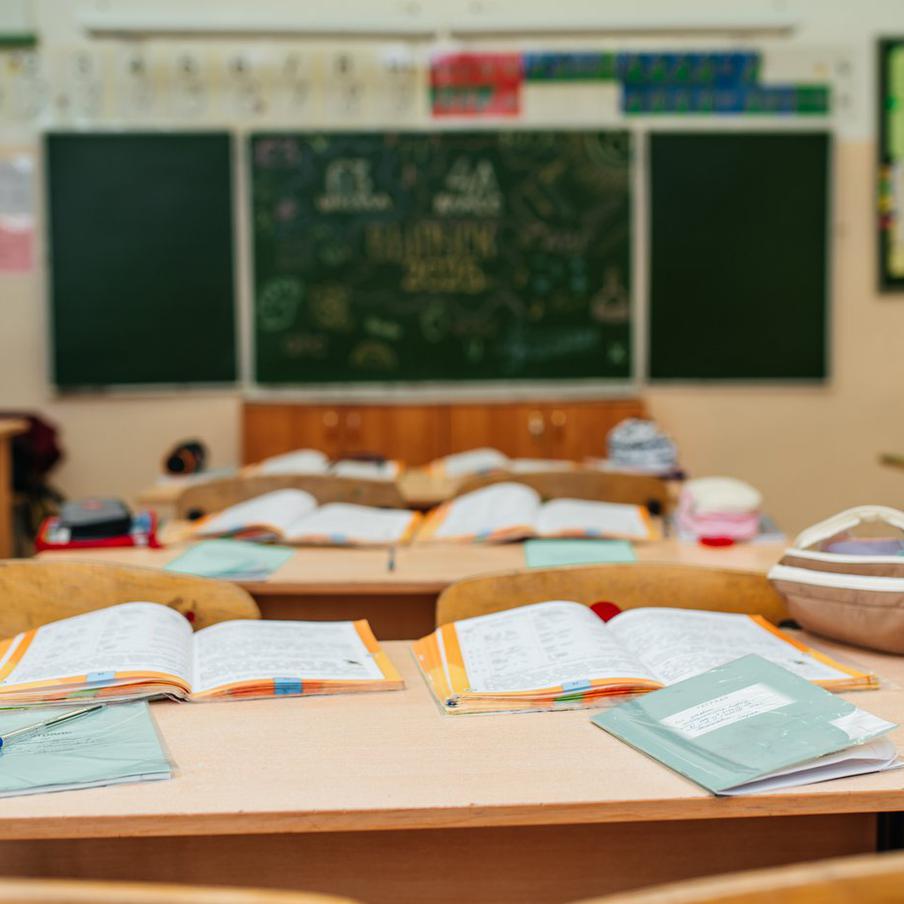 В школах РФ введут новый предмет "Духовно-нравственная культура России". Новую дисциплину начнут изучать с пятого класса во втором полугодии 2026/27 учебного года (17 часов). В следующих годах к ней добавятся шестые и седьмые классы с нагрузкой 34 часа каждый. Предмет создан по поручению президента для формирования у детей мировоззрения на основе традиционных ценностей