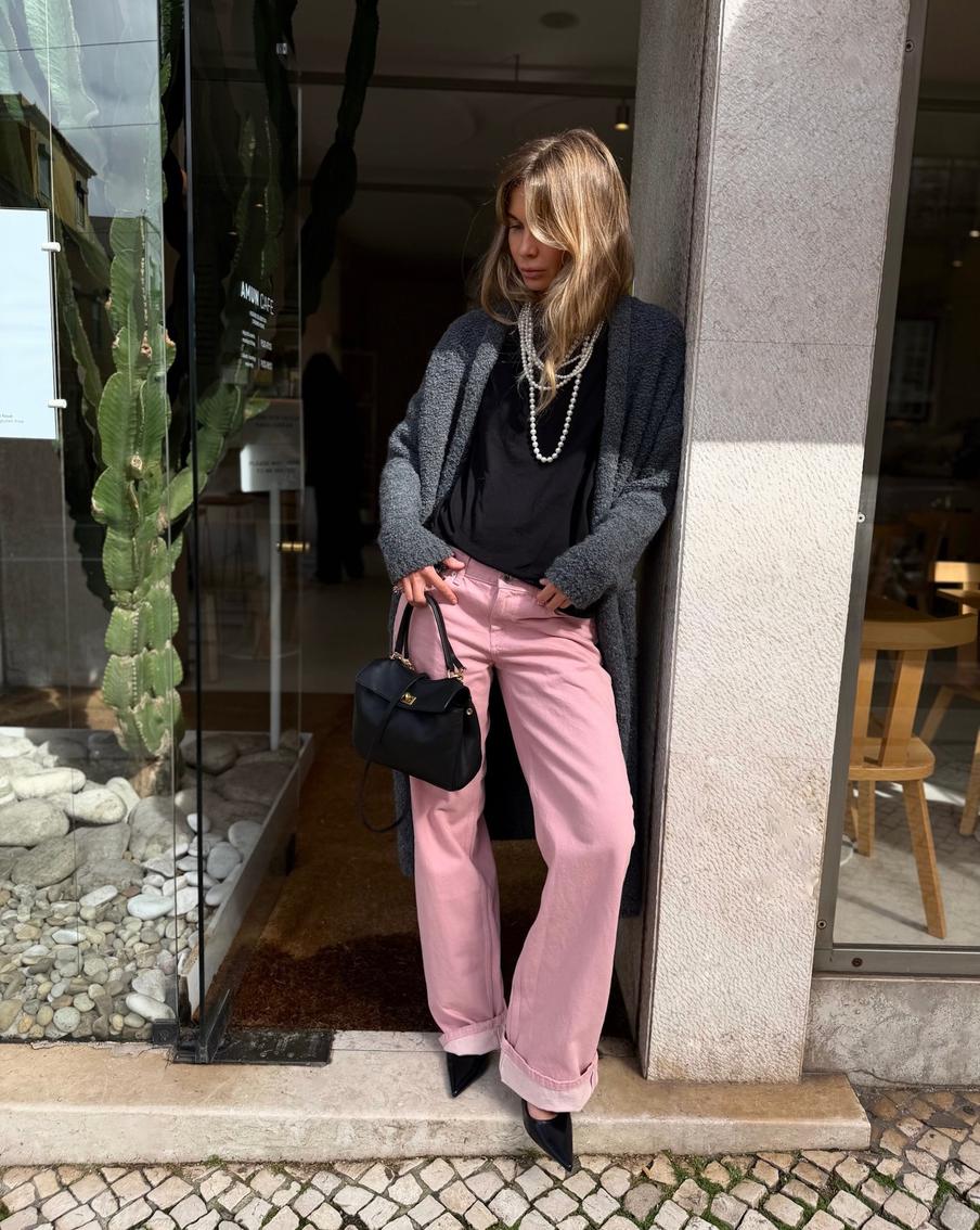 Тренд на цветные джинсы: как носить розовые, хаки и коричневые в этом сезоне