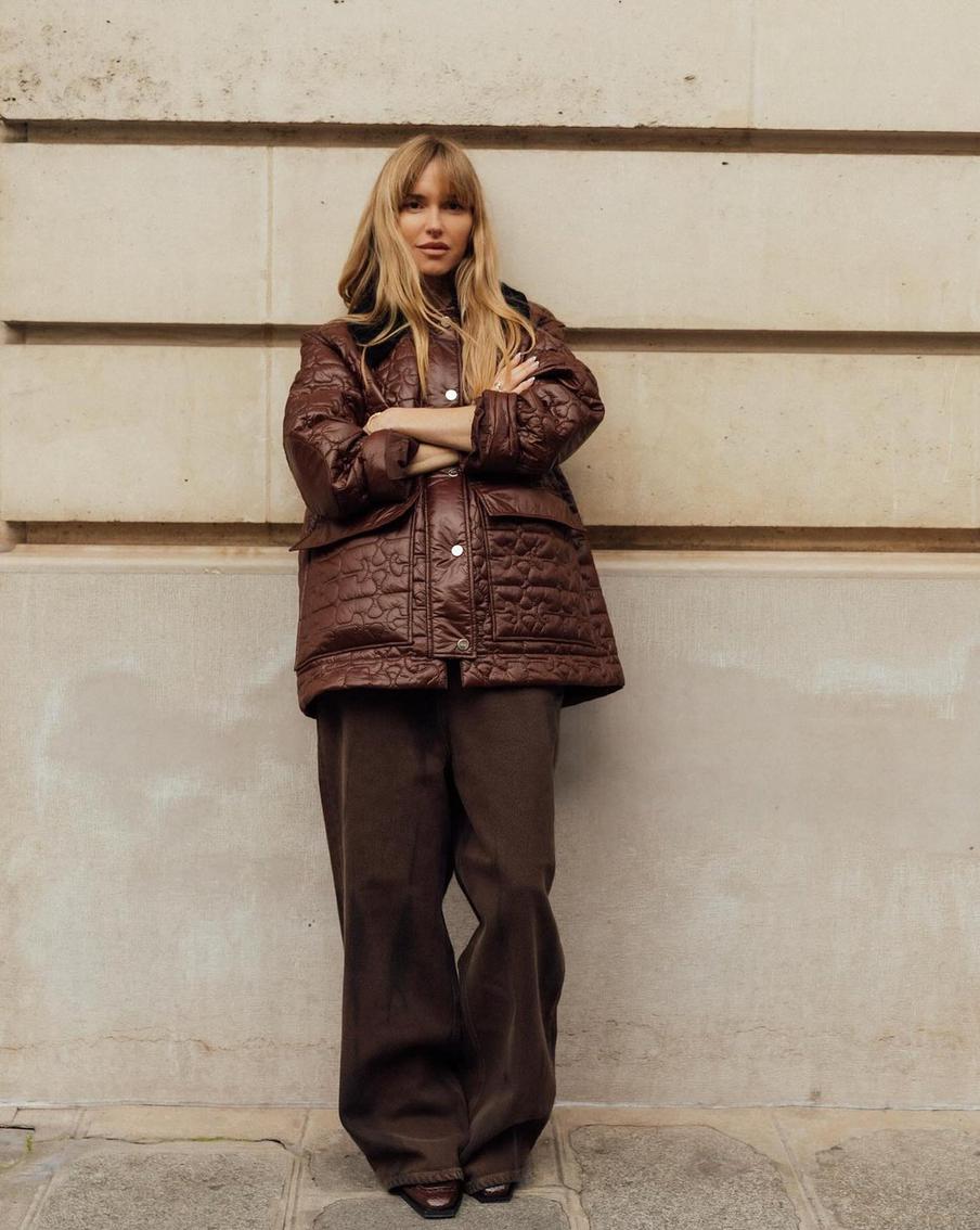 Розовые, хаки и коричневые джинсы – главный акцент сезона.