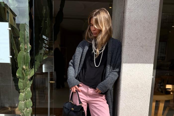 Тренд сезона – цветные джинсы: с чем сочетать и как выбрать