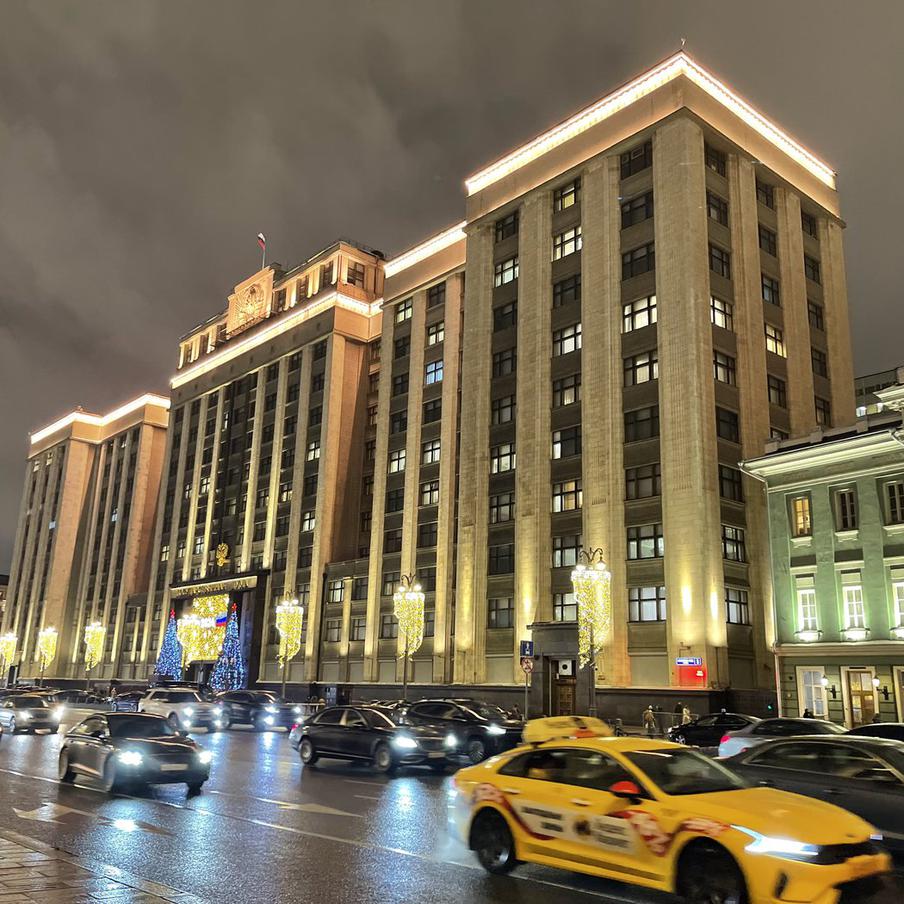 В Госдуме назвали самые частые уловки мошенников в 2026 году. 90 процентов киберпреступлений основаны на социальной инженерии. Лидирует схема "безопасный счёт" (имитация банка и силовиков), затем инвестиционные аферы и фальшивые онлайн-продажи. Злоумышленники активно используют ИИ для подделки голосов и документов