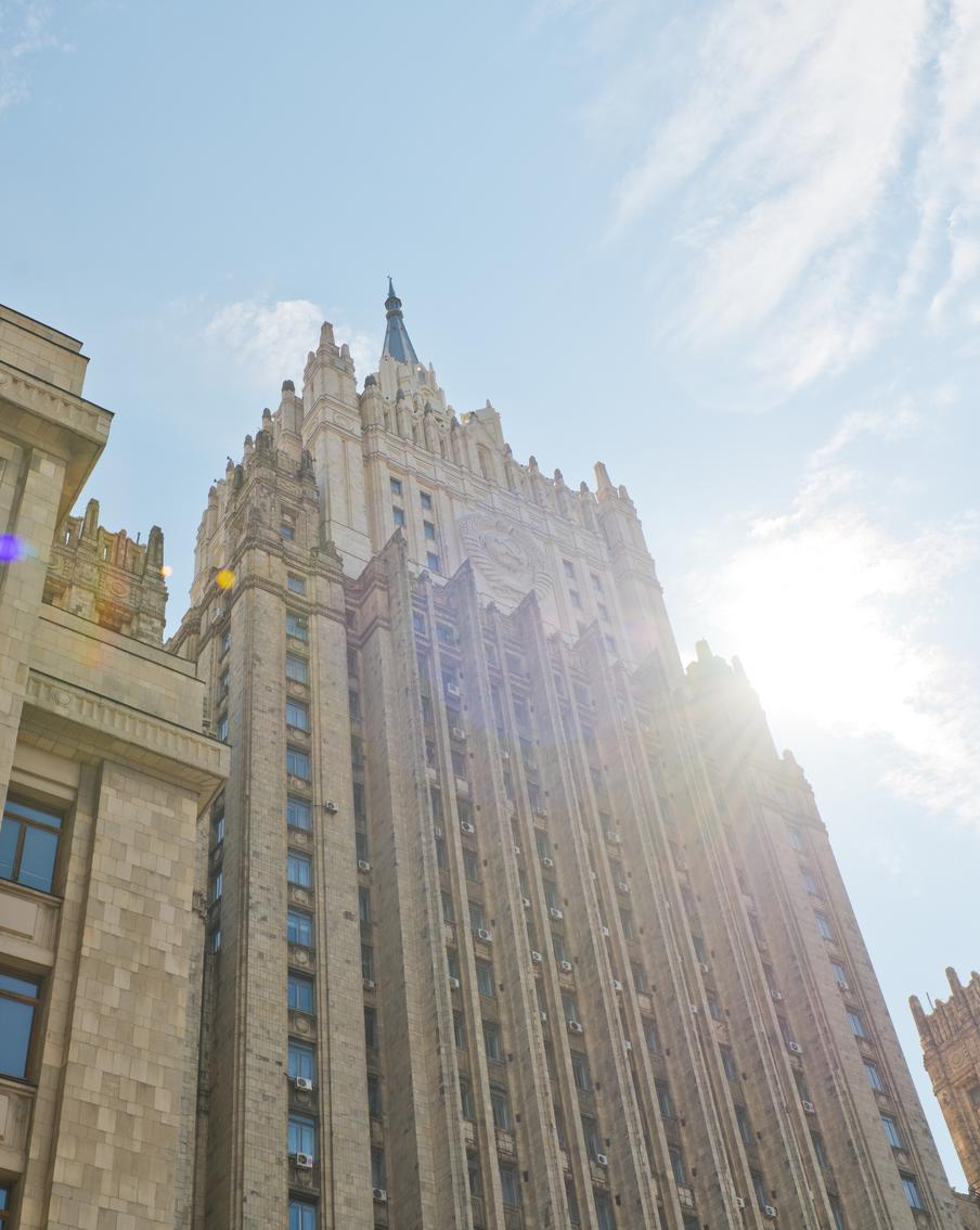 НАТО призвали отказаться от идеи поражения России ради мира на Украине. Российские дипломаты рассказали, что в основе мирного урегулирования конфликта на Украине должен лежать отказ НАТО от нанесения России стратегического поражения
