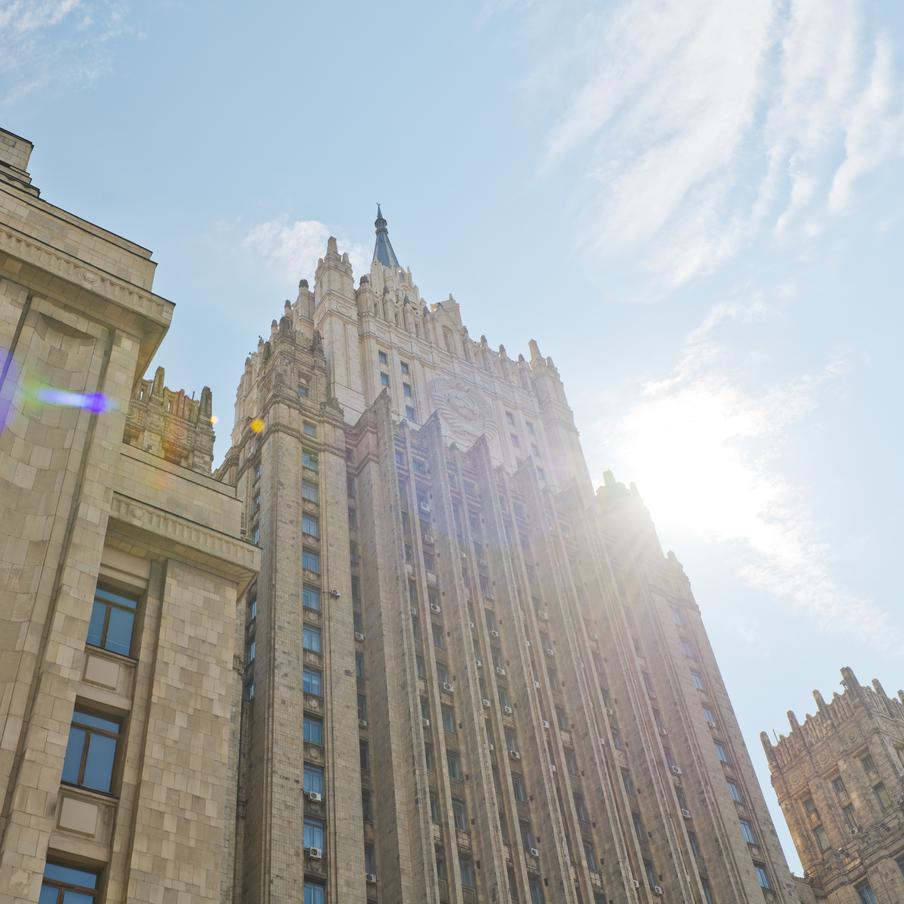 НАТО призвали отказаться от идеи поражения России ради мира на Украине. Российские дипломаты рассказали, что в основе мирного урегулирования конфликта на Украине должен лежать отказ НАТО от нанесения России стратегического поражения