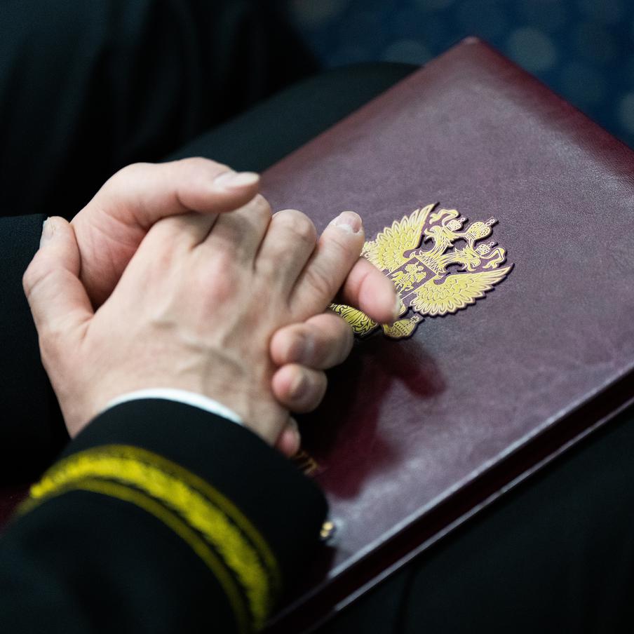Подбежавшего к главе Свердловской области мужчину арестовали на две недели. Мужчину, который, предположительно, попытался напасть на губернатора Свердловской области Дениса Паслера, отправили под стражу на 14 дней