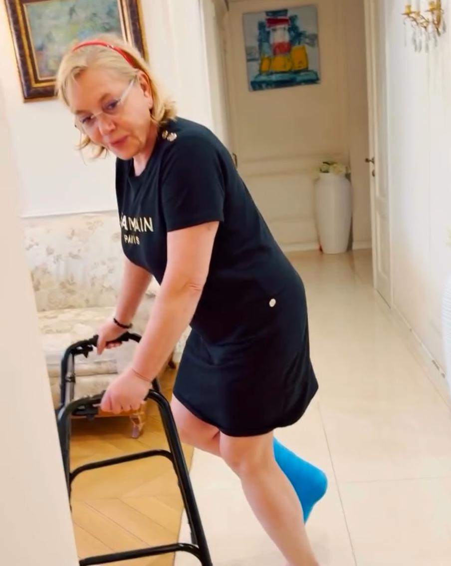 Арина Шарапова сломала правую ногу прямо дома...