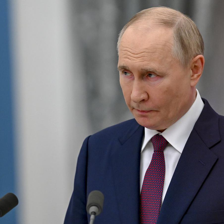Путин подписал закон об условиях использования созданных ИИ образов в агитации на выборах. Президент Российской Федерации Владимир Путин подписал закон, направленный на усовершенствование избирательного законодательства, который, в частности, вводит запрет на применение в агитационных материалах изображений людей, созданных с помощью искусственного интеллекта