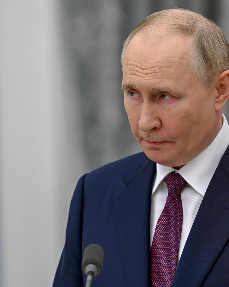 Путин подписал закон об условиях использования созданных ИИ образов в агитации на выборах. Президент Российской Федерации Владимир Путин подписал закон, направленный на усовершенствование избирательного законодательства, который, в частности, вводит запрет на применение в агитационных материалах изображений людей, созданных с помощью искусственного интеллекта