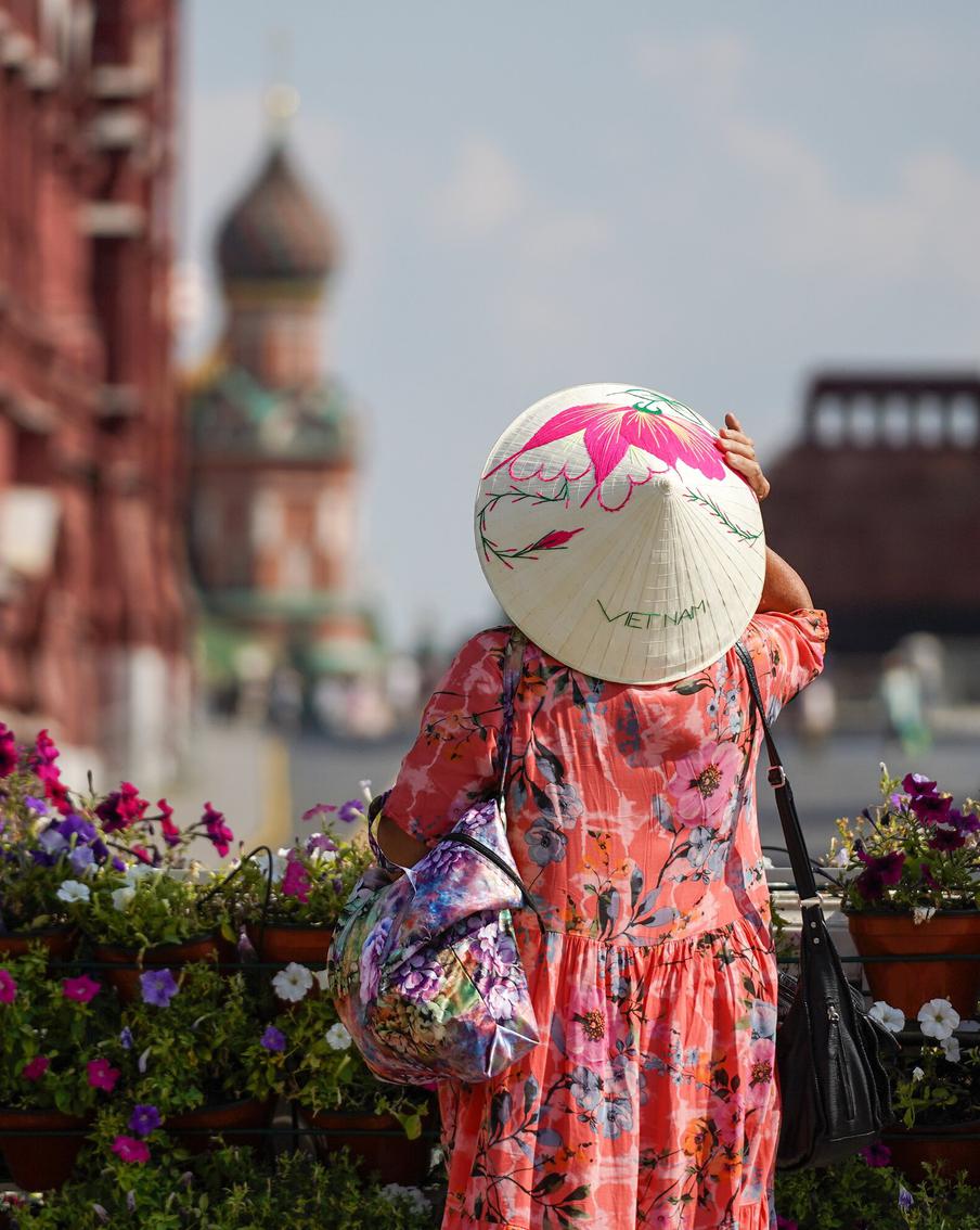 Москвичей предупредили о наступлении самого жаркого дня с начала года в столице. По прогнозам синоптиков, 3 мая в столице должно стать самым жарким днём с начала года. Отмечается, что жара сменит резкое похолодание последних дней