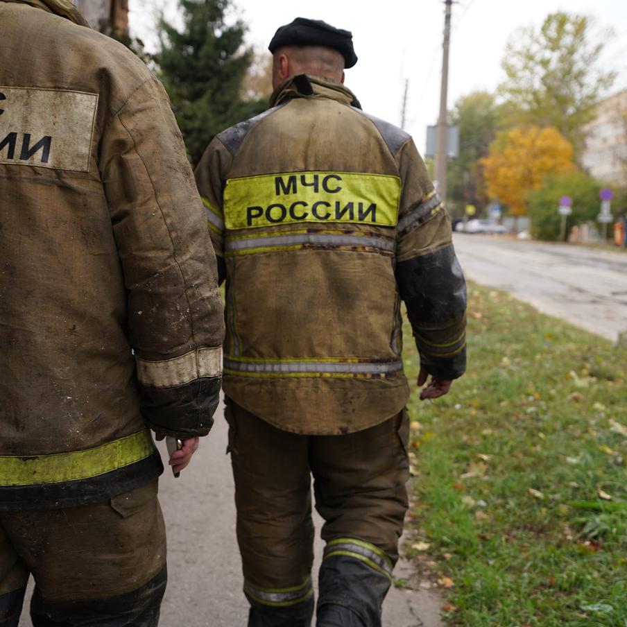 В одном из населённых пунктов Томской области сгорели более 15 домов. Пять нежилых и одиннадцать жилых домов сгорели в селе Новоильинка Томской области. Пожар распространился почти на 2,5 тысячи квадратных метров