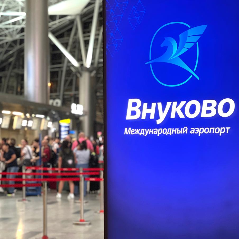 Десятки рейсов задерживаются в аэропорту Внуково из-за ограничений на полёты. В столичном аэропорту Внуково на фоне атаки украинских беспилотников на Москву задерживаются десятки рейсов