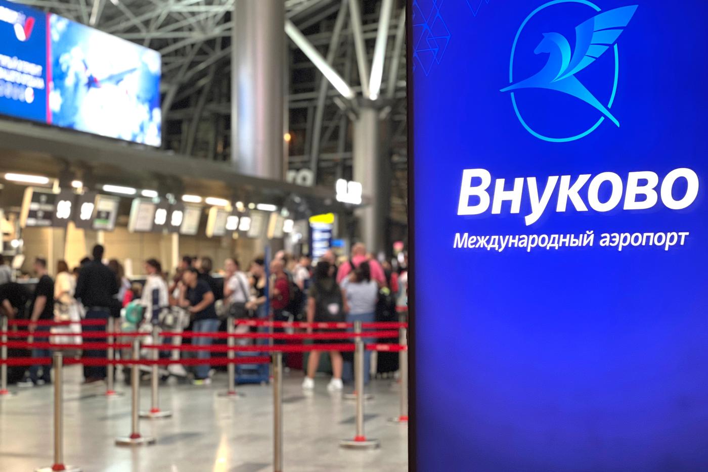 В столичном аэропорту Внуково задерживаются десятки рейсов из-за введённых ограничений на полёты