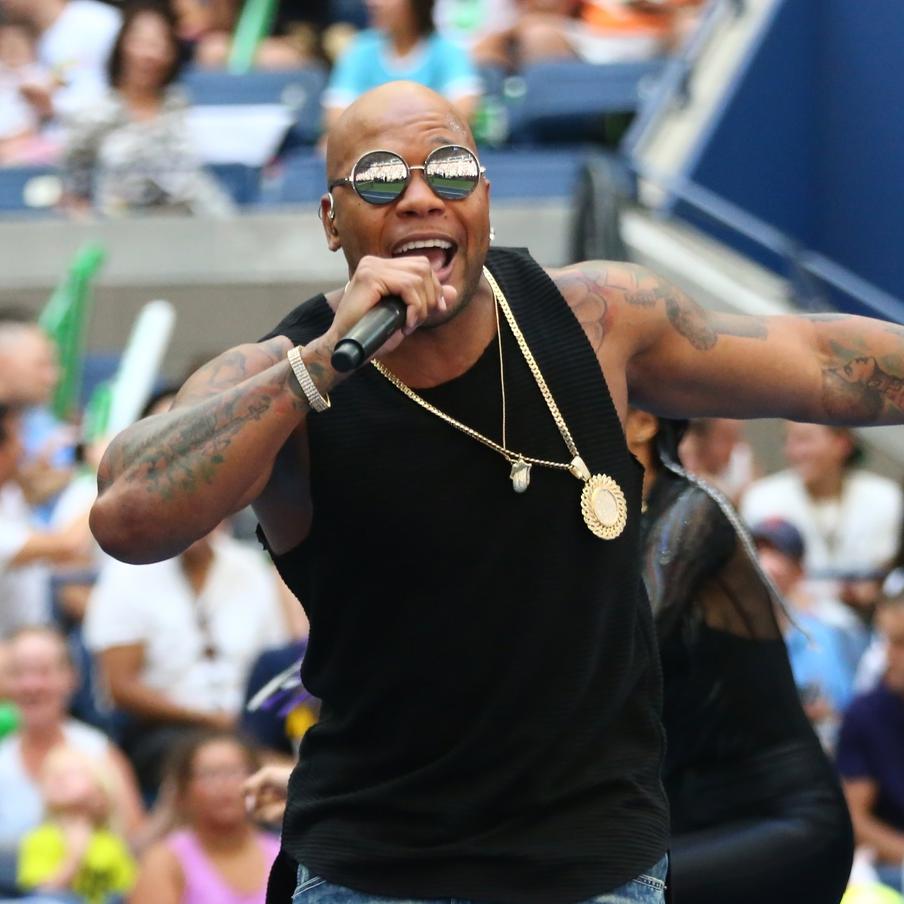 Посетивший Россию рэпер Flo Rida подписал контракт на три года выступлений в РФ. Американский рэп-исполнитель Flo Rida подписал трёхлетний контракт, в рамках которого он обязуется весь указанный срок проводить выступления в России