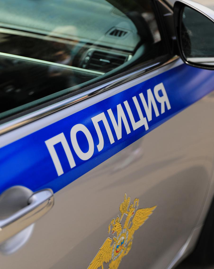 ТАСС: в Калининграде у многоэтажного дома обнаружили тела трёх человек. Как стало известно ТАСС из источников в правоохранительных органах, в Калининграде под окнами многоквартирного дома были обнаружены тела троих человек: 70-летней женщины, её 40-летней дочери и 3-летнего внука. Также была найдена записка, которая, по предварительным данным, могла быть написана в связи с намерением уйти из жизни