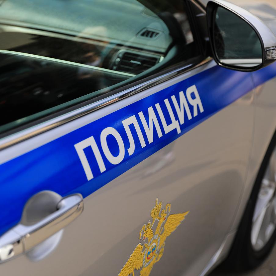 ТАСС: в Калининграде у многоэтажного дома обнаружили тела трёх человек. Как стало известно ТАСС из источников в правоохранительных органах, в Калининграде под окнами многоквартирного дома были обнаружены тела троих человек: 70-летней женщины, её 40-летней дочери и 3-летнего внука. Также была найдена записка, которая, по предварительным данным, могла быть написана в связи с намерением уйти из жизни