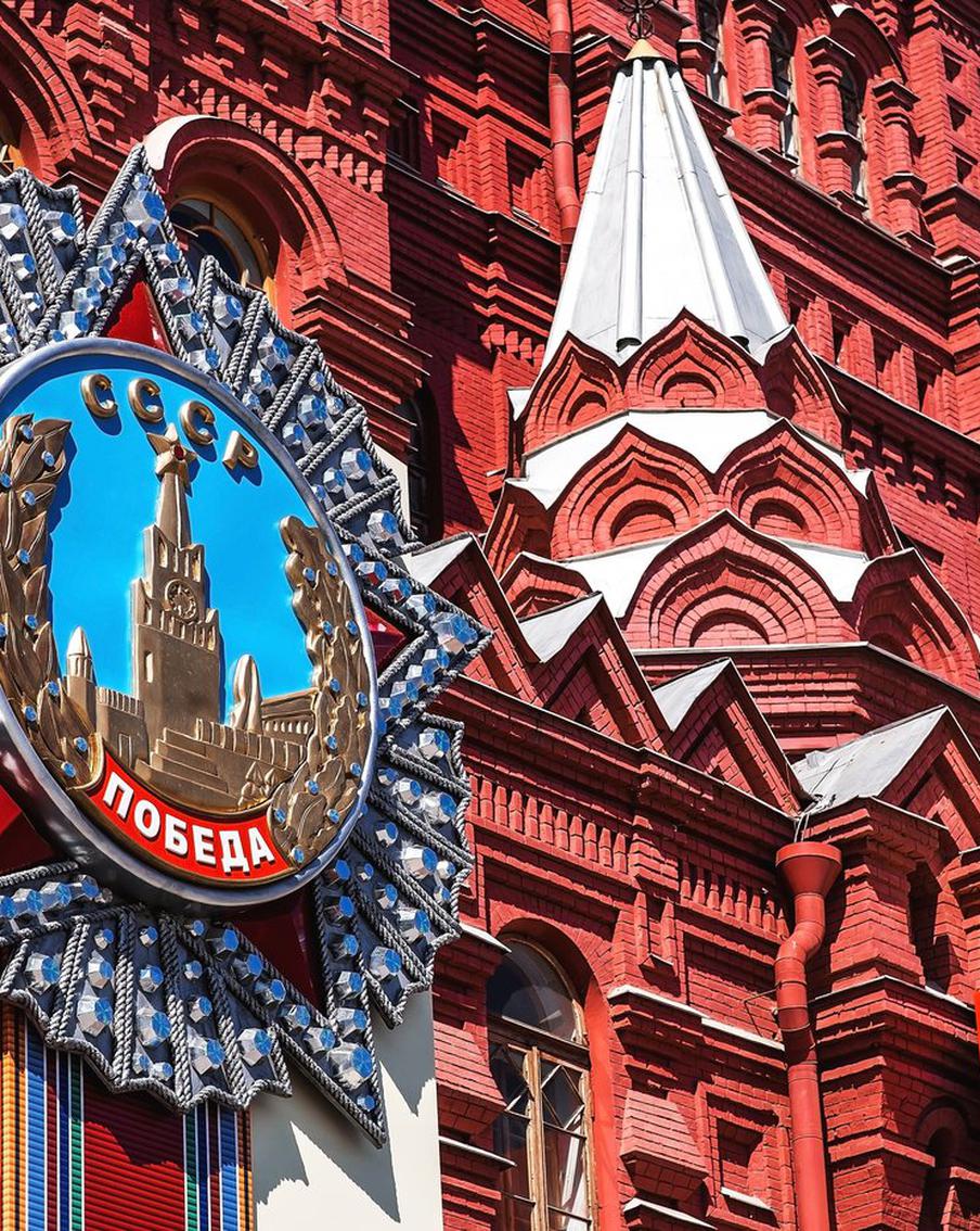 Зеленский пригрозил ударом по Параду Победы в Москве. Президент Украины Владимир Зеленский заявил о возможной атаке во время парада, посвящённого Дню Победы, который пройдёт в Москве. Эти слова он произнёс на открытии саммита европейского политического сообщества в Ереване, трансляция которого велась на официальном YouTube-канале его администрации