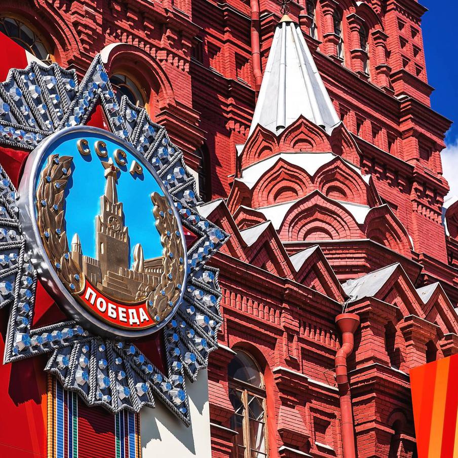 Зеленский пригрозил ударом по Параду Победы в Москве. Президент Украины Владимир Зеленский заявил о возможной атаке во время парада, посвящённого Дню Победы, который пройдёт в Москве. Эти слова он произнёс на открытии саммита европейского политического сообщества в Ереване, трансляция которого велась на официальном YouTube-канале его администрации