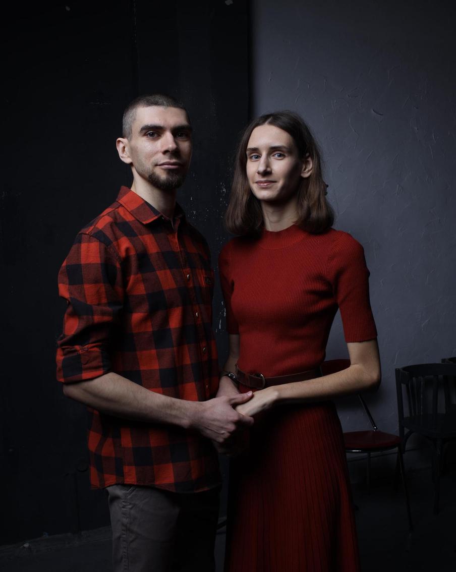 Главная поддержка в "племени" Сергея — его жена. Кстати, обратите внимание на стрижку — эффект длинных волос действительно существует.