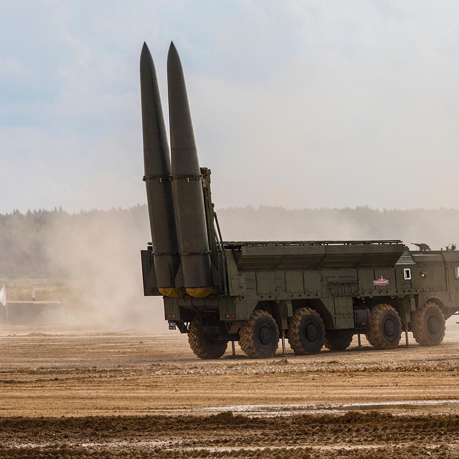 За ночь над Ленинградской областью сбили 29 украинских БПЛА. В Ленинградской области ночью 5 мая была отражена массированная атака украинских беспилотников. Губернатор региона Александр Дрозденко сообщил об уничтожении 29