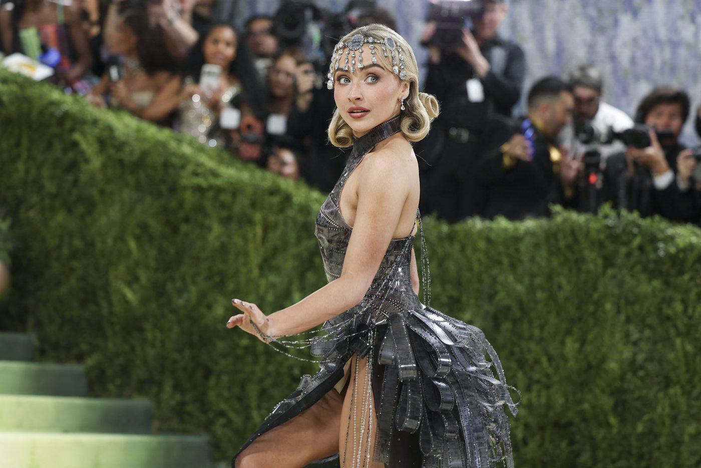 Американская певица и актриса Сабрина Карпентер на красной дорожке Met Gala-2026.
