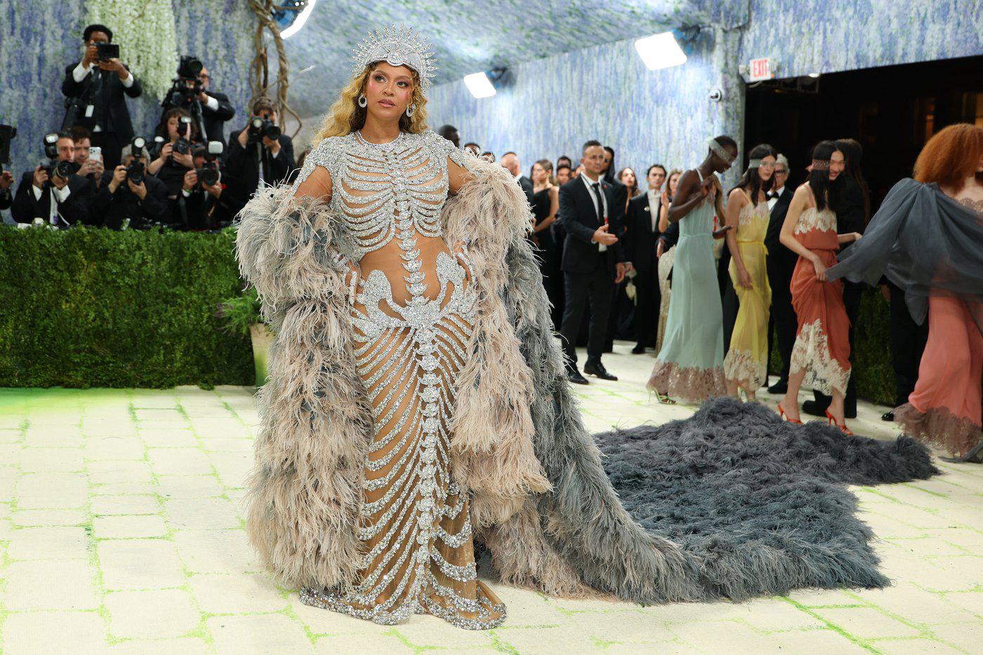 Бейонсе впервые за 10 лет посетила Met Gala в Нью-Йорке. Для появления она выбрала платье-скелет авторства Оливье Рустена.