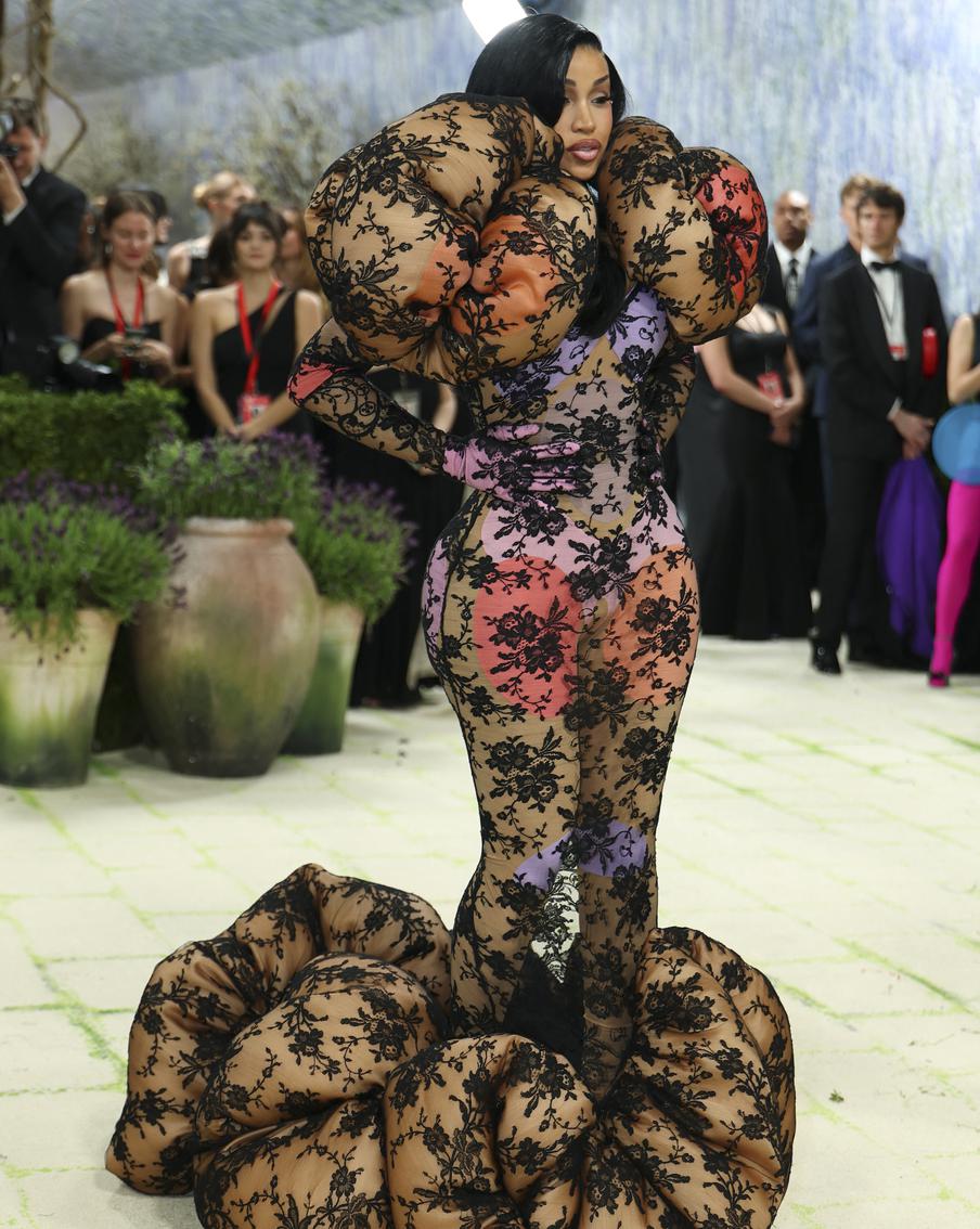 Карди Би раскритиковали за наряд на Met Gala.