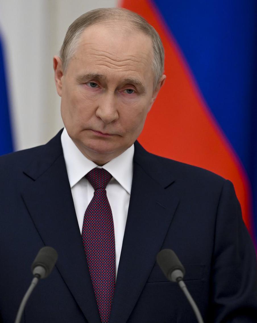 Путин: солдаты Великой Отечественной войны спасли мир. Президент Российской Федерации Владимир Путин, цитируемый ТАСС, в поздравительном послании ко Дню Победы подчеркнул, что примеры дедов и отцов, которые освободили мир от нацизма, навсегда останутся в памяти всех россиян
