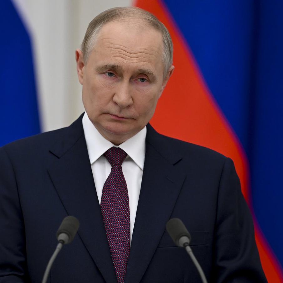 Путин: солдаты Великой Отечественной войны спасли мир. Президент Российской Федерации Владимир Путин, цитируемый ТАСС, в поздравительном послании ко Дню Победы подчеркнул, что примеры дедов и отцов, которые освободили мир от нацизма, навсегда останутся в памяти всех россиян