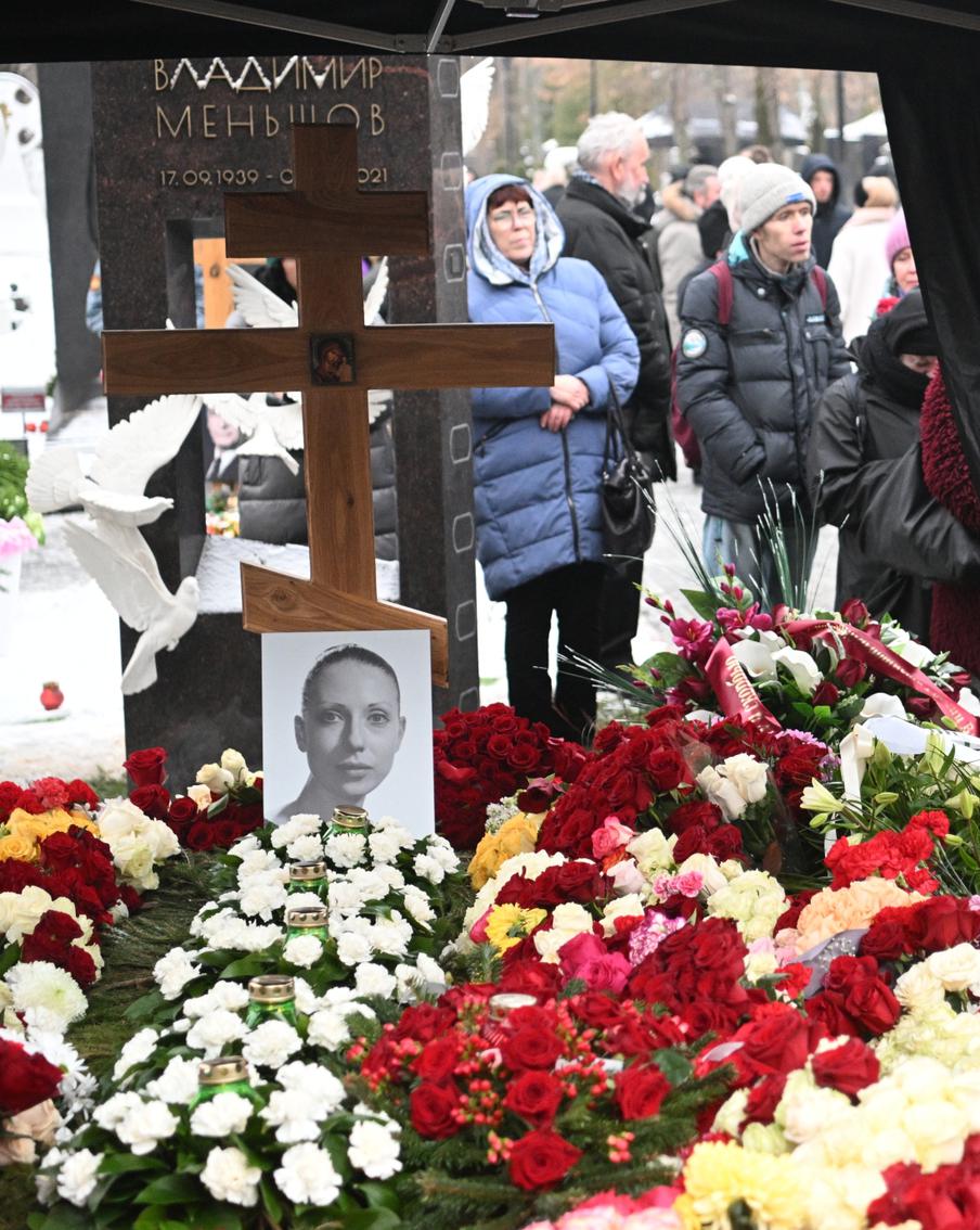"Требуется несколько лет": вдова Этуша высказалась об отсутствии памятника на могилах Чуриковой и Панфилова