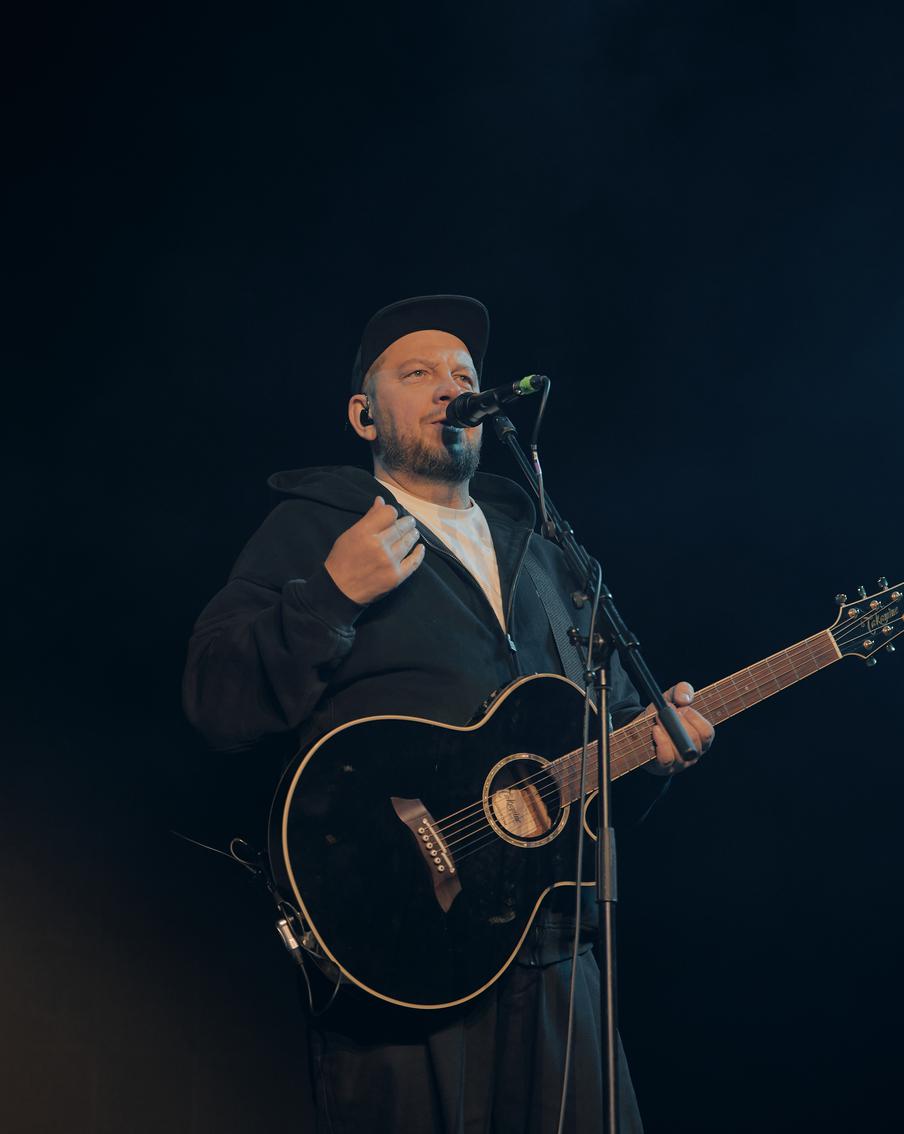 "Вечно молодой": Сергей Бобунец рассказал, как хит "подгоняли" под "Брата 2"
