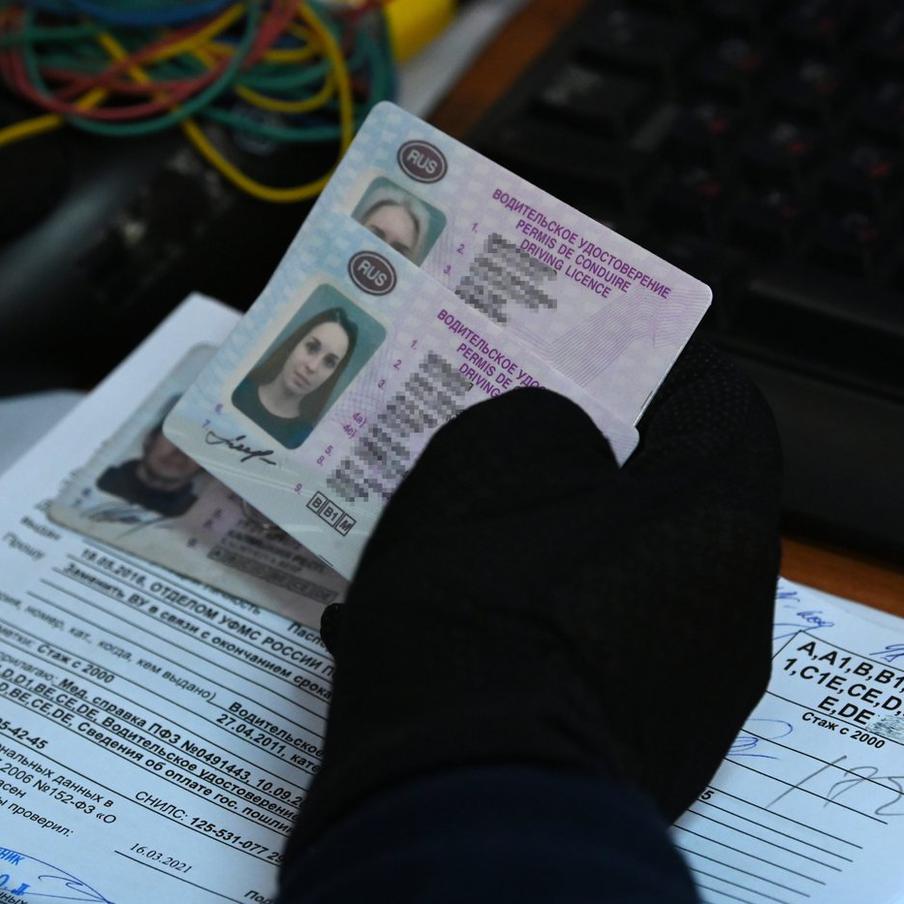 В России с 2027 года за отказ от медосвидетельствования могут аннулировать права. Правительство РФ расширило перечень оснований для признания водительского удостоверения недействительным. С 1 марта 2027 года аннулировать права будут, если автомобилист в течение трёх месяцев после получения уведомления не пройдёт внеочередное обязательное медицинское освидетельствование. Сейчас такая норма отсутствует