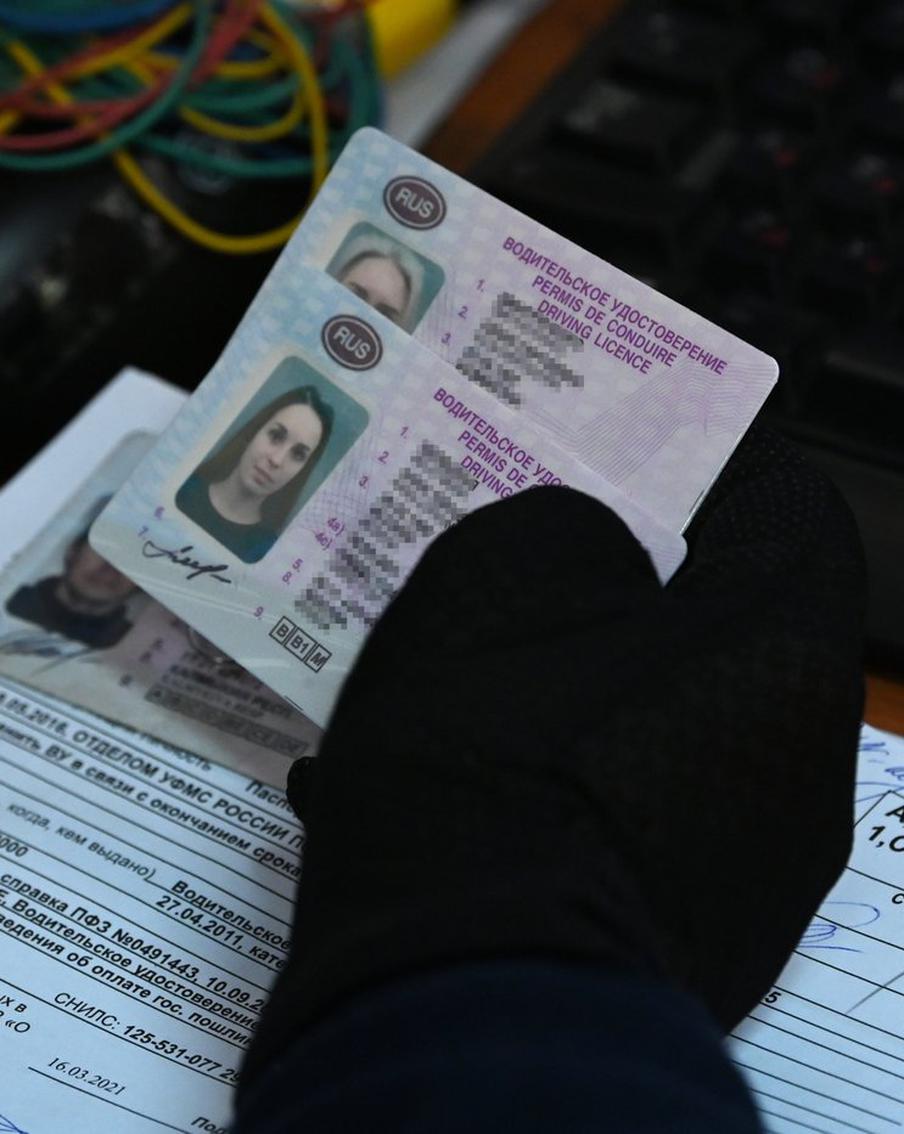 В России с 2027 года за отказ от медосвидетельствования могут аннулировать права. Правительство РФ расширило перечень оснований для признания водительского удостоверения недействительным. С 1 марта 2027 года аннулировать права будут, если автомобилист в течение трёх месяцев после получения уведомления не пройдёт внеочередное обязательное медицинское освидетельствование. Сейчас такая норма отсутствует