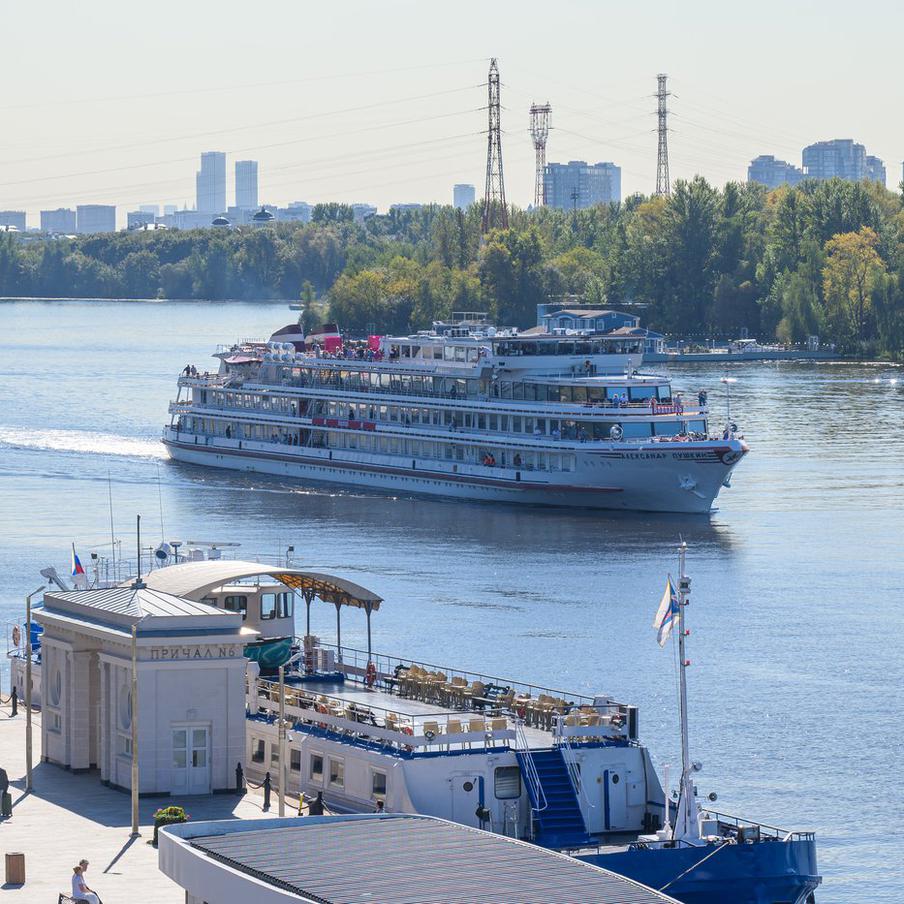 Более 60 теплоходов разного класса отправятся в круизные путешествия в мае. Москва продолжает развивать речной транспорт. После обновления Северного и Южного речных вокзалов столице был возвращён статус порта пяти морей. Теперь теплоходы отправляются в десятки городов страны и могут выходить к Чёрному, Каспийскому, Азовскому, Белому и Балтийскому морям