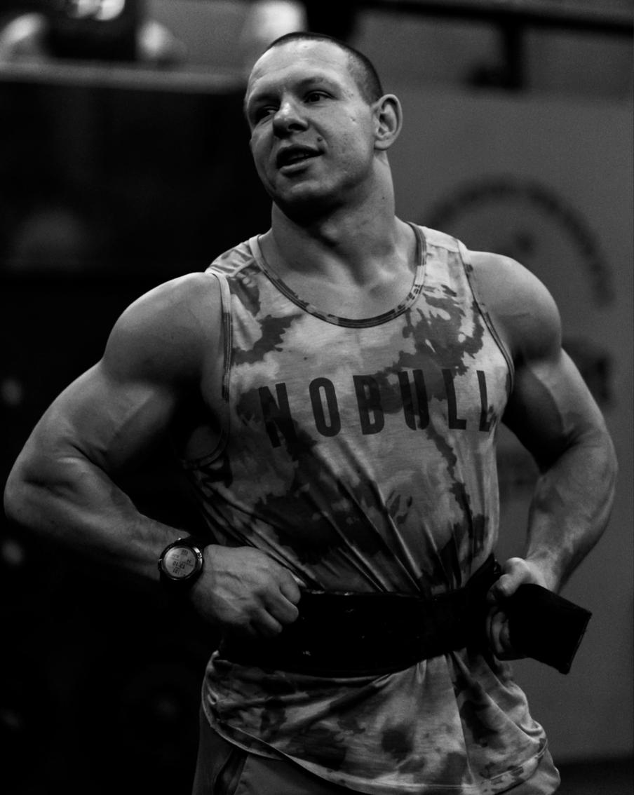 Раскрыта личность подозреваемого в убийстве в Калуге российского чемпиона Дмитрия Исаева. Подозреваемый приходился бывшим бойфрендом девушки, с которой в последнее время встречался убитый атлет. Речь идёт о Виктории Р. 2001 года рождения