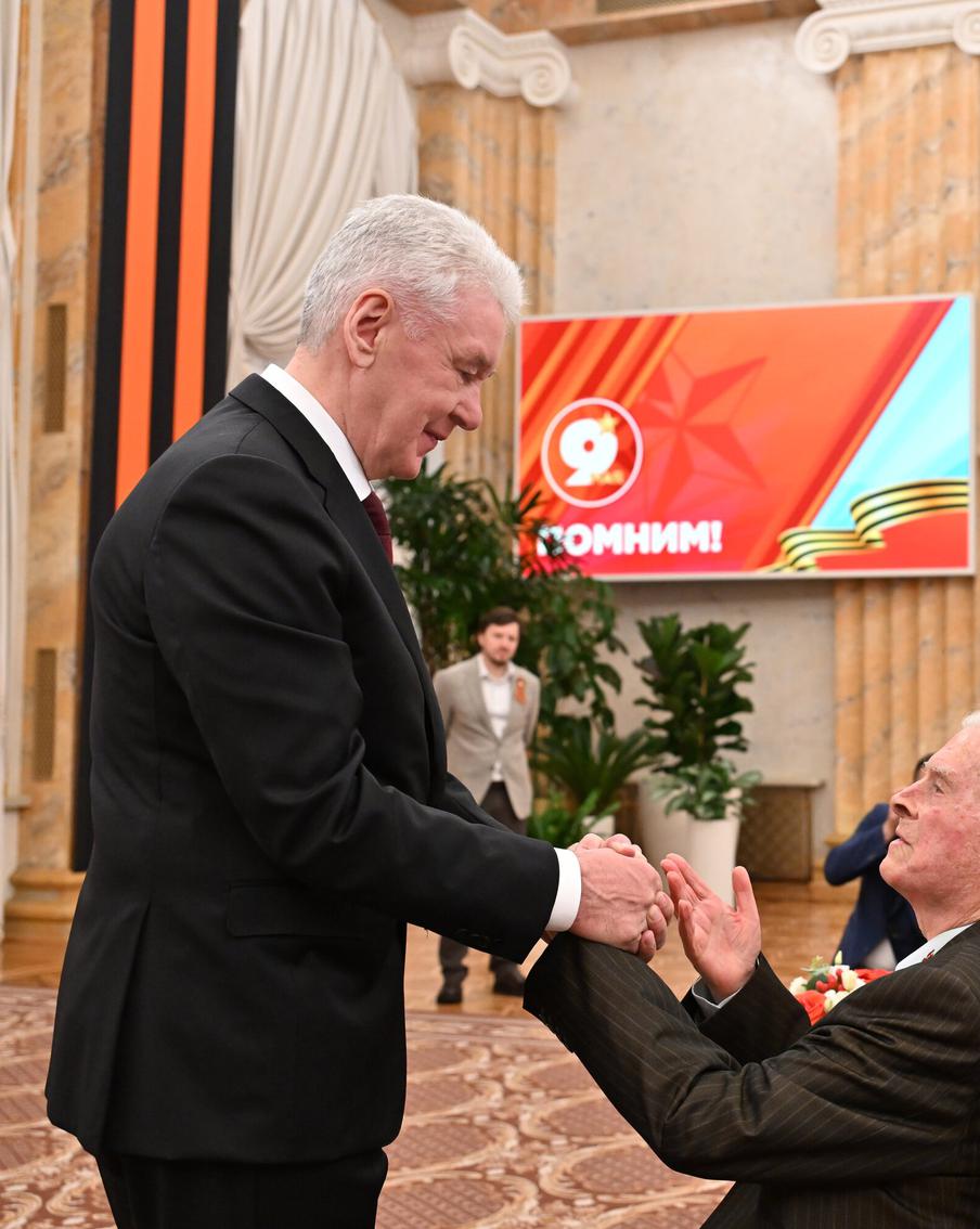 Сергей Собянин вручил ветеранам памятные знаки "85 лет битвы за Москву"