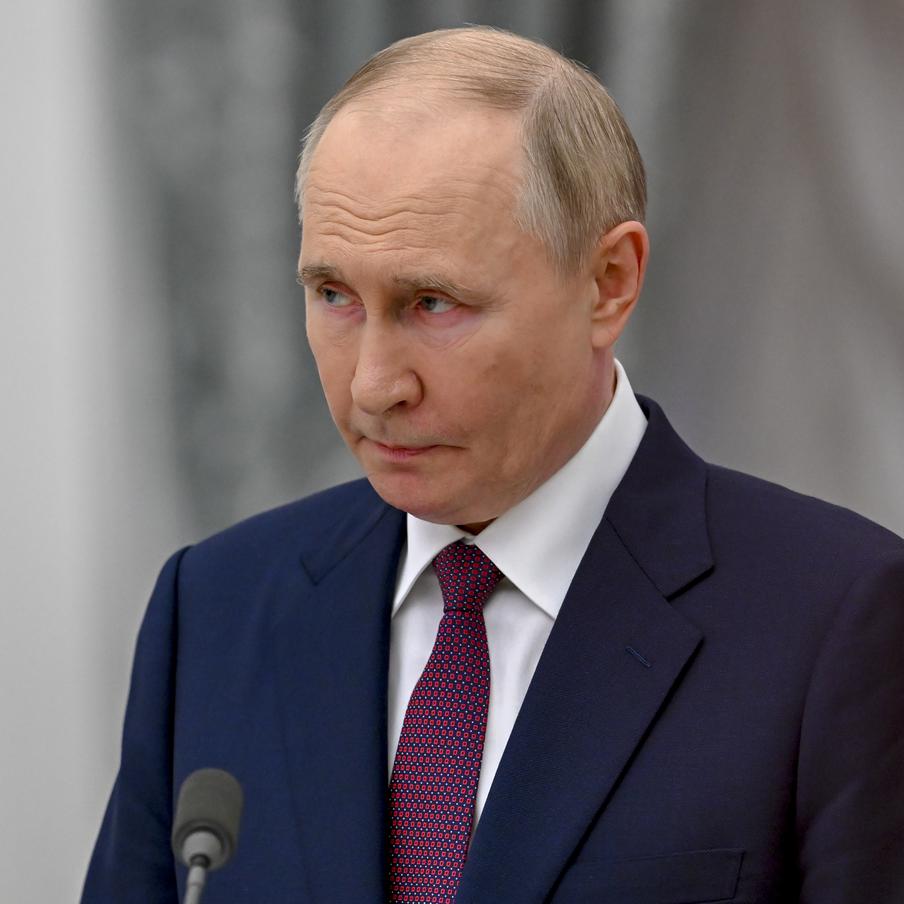 Путин высоко оценил работу диспетчеров при террористической атаке ВСУ на Ростов. Российский президент назвал высокопрофессиональной работу авиадиспетчеров в ходе недавней атаки украинских военных на Ростов-на-Дону. Саму же атаку он сравнил с терактом
