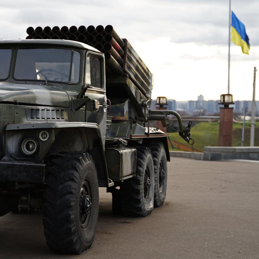 Украина пригрозила России ударами по тылам несмотря на трёхдневное перемирие. Украинские власти рассматривают возможность атаки по российским регионам. Отмечается, что в Киеве будут якобы действовать "зеркально" относительно действий ВС РФ