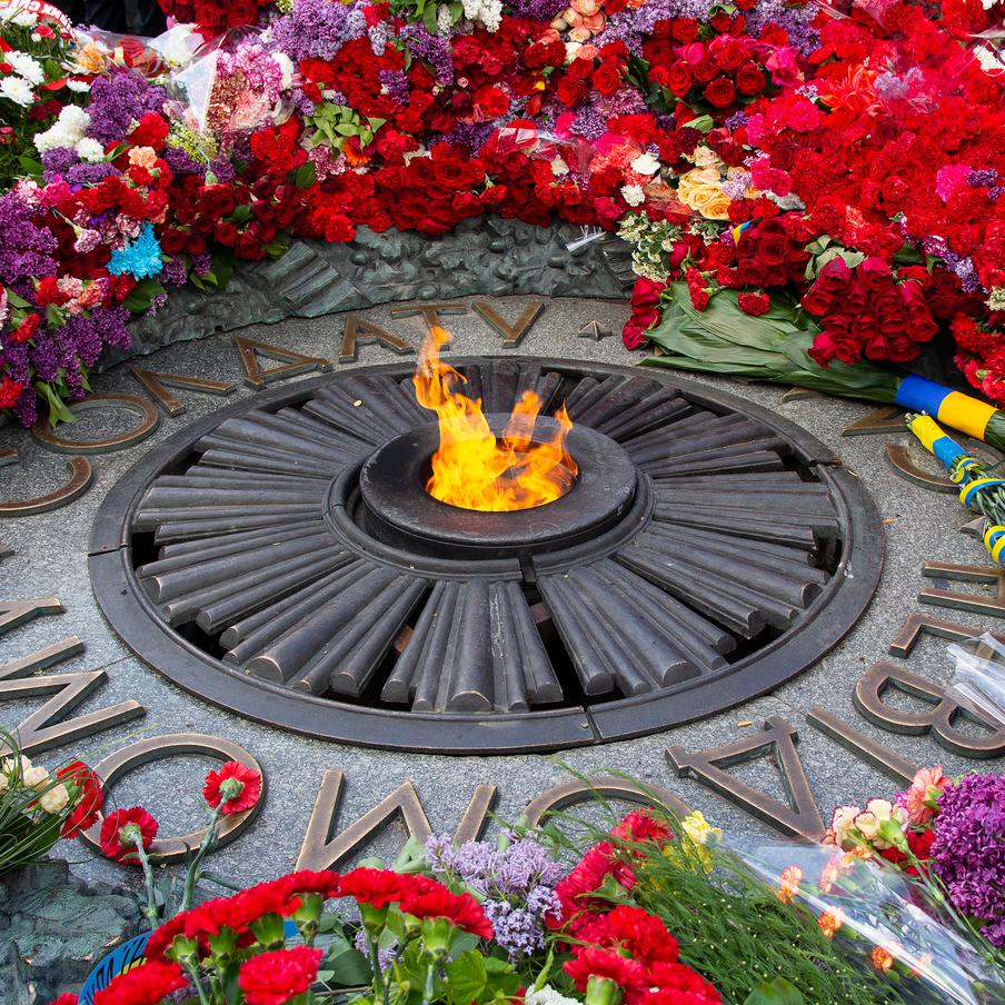 Жители Харькова и Киева несут цветы к мемориалам советским воинам в День Победы. Несмотря на официальный перенос Владимиром Зеленским празднования Дня Победы на 8 мая согласно европейской традиции, жители Украины продолжают вспоминать советских воинов 9 мая