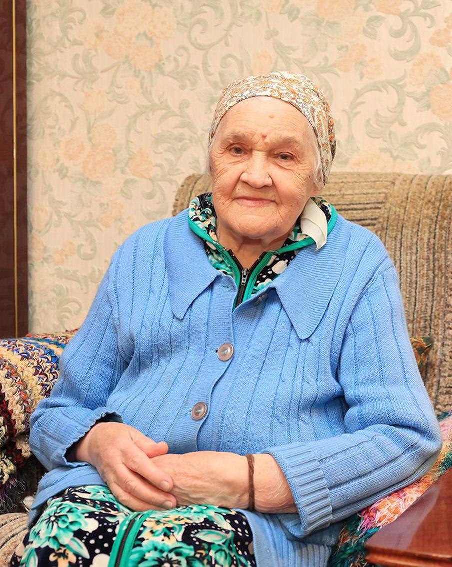 "Прошу, вернитесь домой живыми": 95-летняя труженица тыла вместе с дочкой и внучкой вяжут носки для бойцов СВО