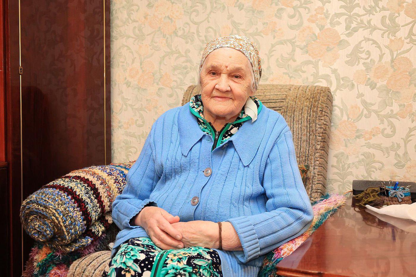 "Прошу, вернитесь домой живыми": 95-летняя труженица тыла вместе с дочкой и внучкой вяжут носки для бойцов СВО