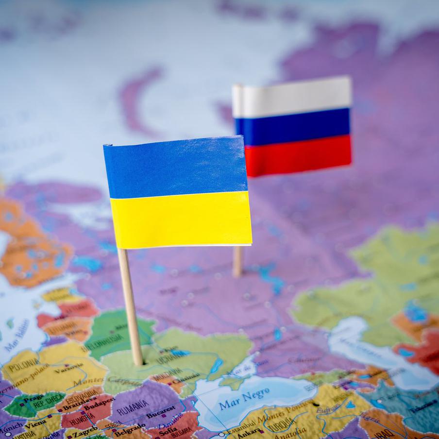 В России назвали условия для обсуждения мира на Украине в третьих странах. Российский президент заявил, что Москва готова обсуждать судьбу Украины в третьих странах. При этом он назвал ряд условий, которые для этого необходимо выполнить