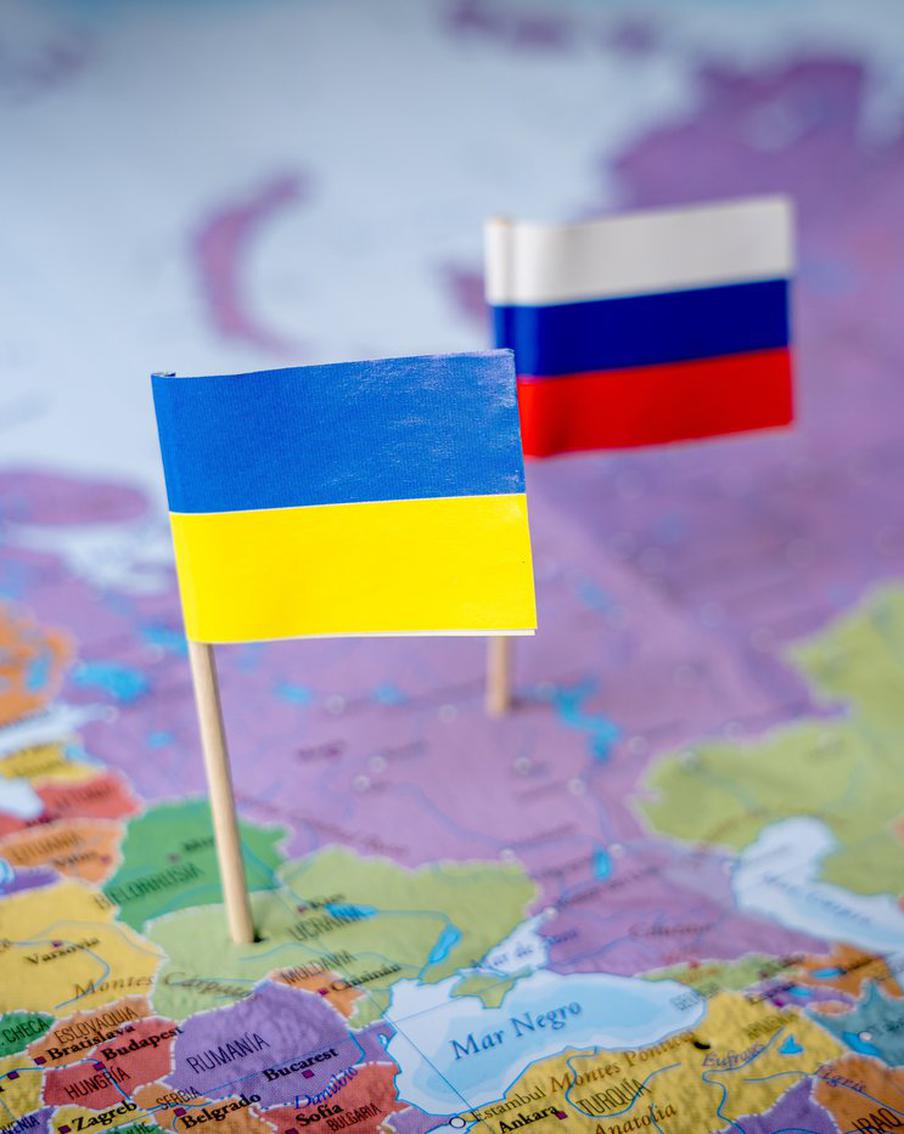 В России назвали условия для обсуждения мира на Украине в третьих странах. Российский президент заявил, что Москва готова обсуждать судьбу Украины в третьих странах. При этом он назвал ряд условий, которые для этого необходимо выполнить