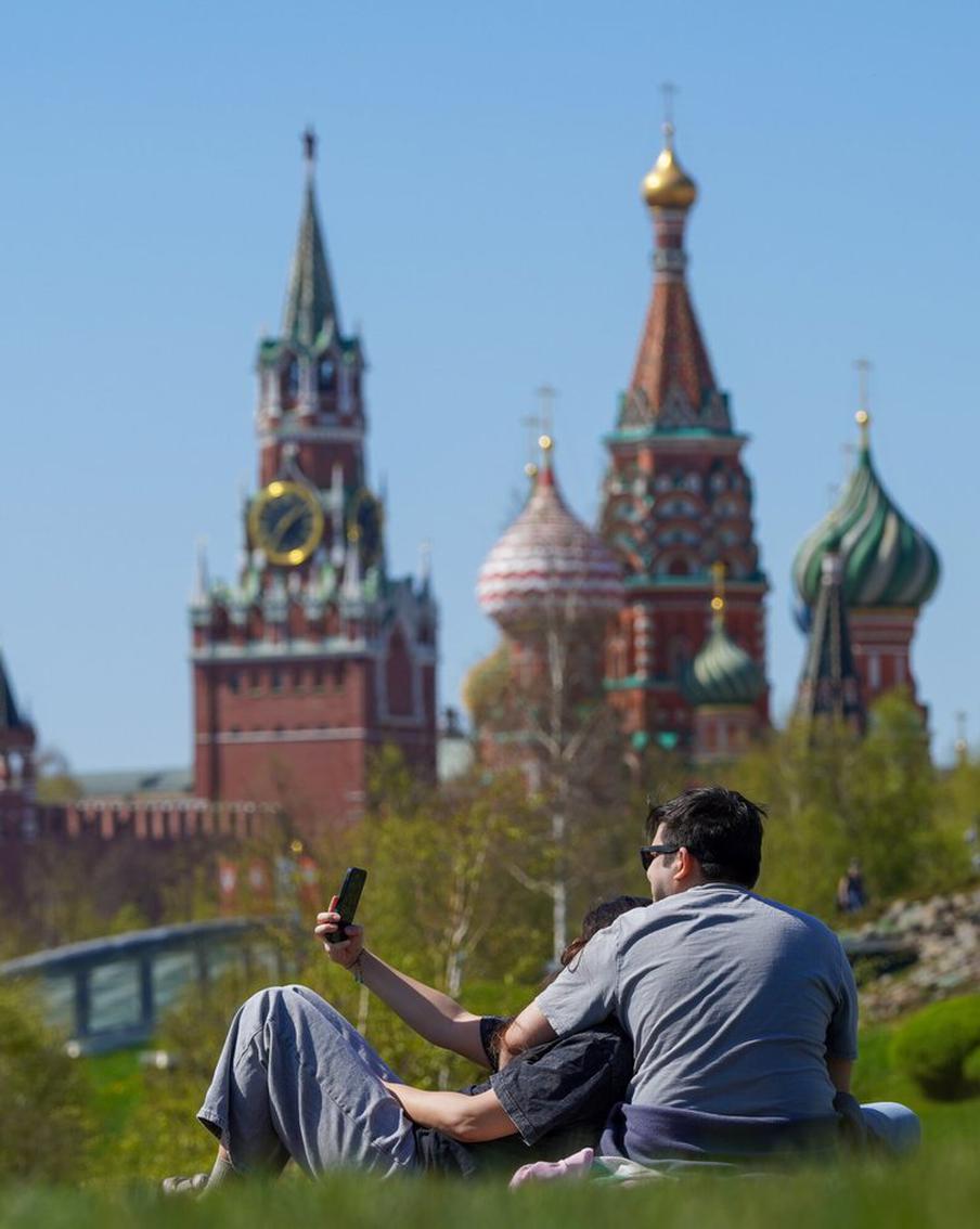 Москвичей предупредили о скором наступлении в столице летней жары. Уже во второй половине мая воздух в столице прогреется до вполне летних температур. Отмечается, что она может превысить 27 градусов